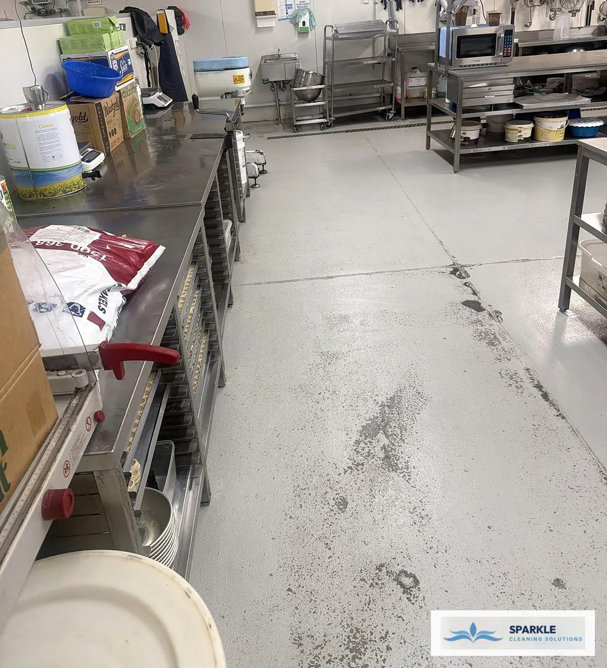 Deep degreasing and tile scrubbing solving commercial kitchen hygiene challenges
