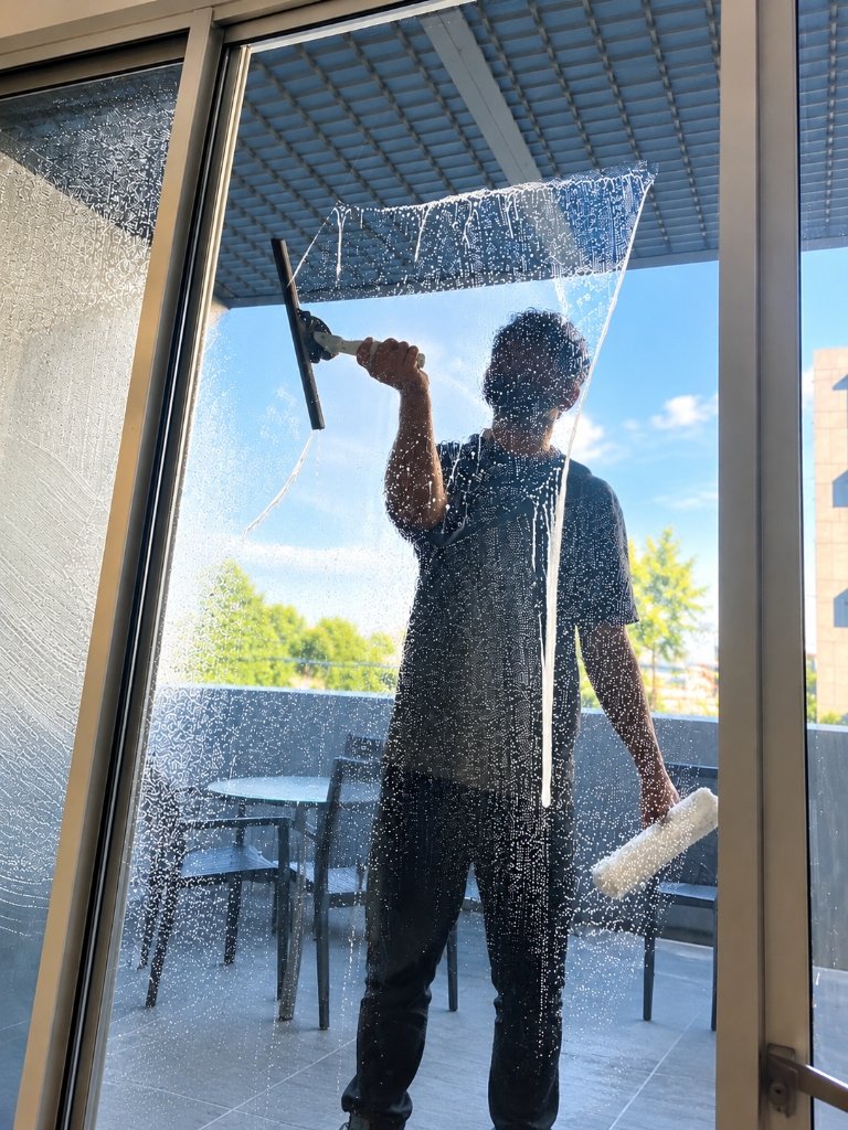 Water-Fed Ionic Glass Cleaning - Sparkle Cleaning Solutions